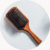 ADIM 1: Aveda paddle brush yardımı ile dairesel ve yumuşak hareketler yaparak saç derinizi canlandırın.